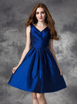 A-Linie/Princess-Linie V-Ausschnitt Geraffte Ärmellose Kurze Satin Brautjungfernkleider Homecoming-Kleid