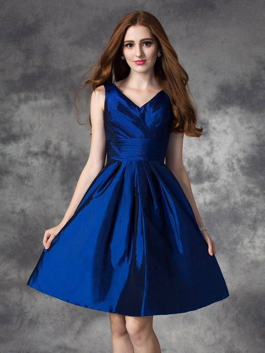 A-Linie/Princess-Linie V-Ausschnitt Geraffte Ärmellose Kurze Satin Brautjungfernkleider Homecoming-Kleid