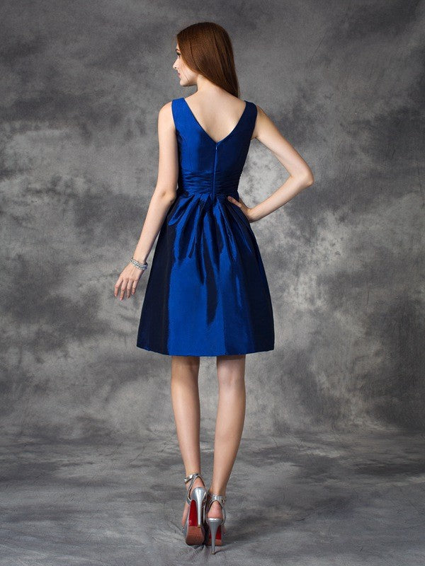 A-Linie/Princess-Linie V-Ausschnitt Geraffte Ärmellose Kurze Satin Brautjungfernkleider Homecoming-Kleid