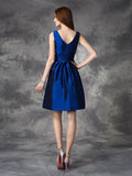 A-Linie/Princess-Linie V-Ausschnitt Geraffte Ärmellose Kurze Satin Brautjungfernkleider Homecoming-Kleid