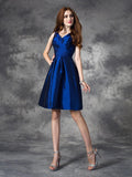 A-Linie/Princess-Linie V-Ausschnitt Geraffte Ärmellose Kurze Satin Brautjungfernkleider Homecoming-Kleid