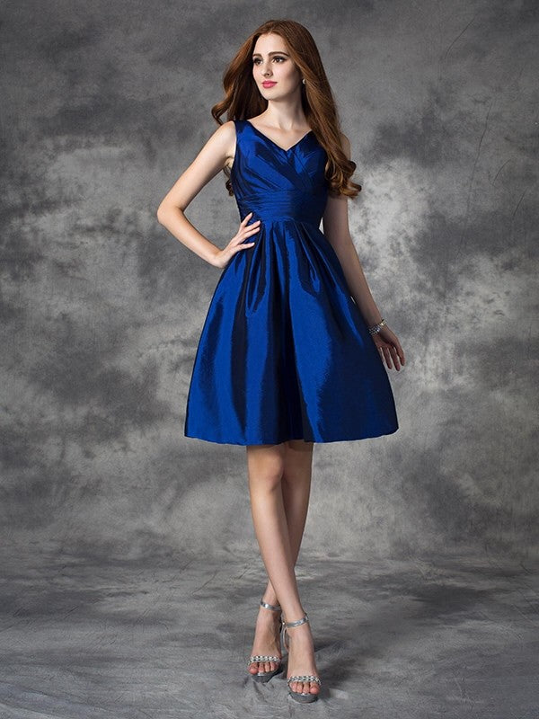 A-Linie/Princess-Linie V-Ausschnitt Geraffte Ärmellose Kurze Satin Brautjungfernkleider Homecoming-Kleid