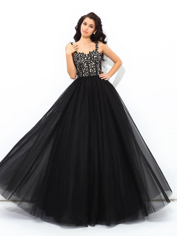 Vestido de quinceañera largo con tirantes y apliques, sin mangas y red