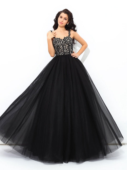 Vestido de quinceañera largo con tirantes y apliques, sin mangas y red