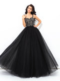 Vestido de quinceañera largo con tirantes y apliques, sin mangas y red