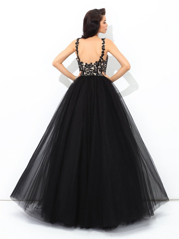 Vestido de quinceañera largo con tirantes y apliques, sin mangas y red
