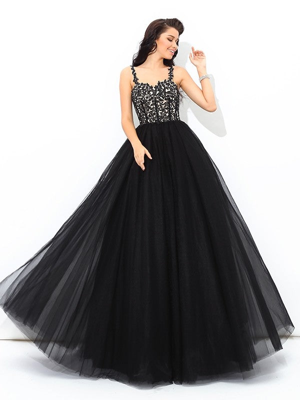 Vestido de quinceañera largo con tirantes y apliques, sin mangas y red