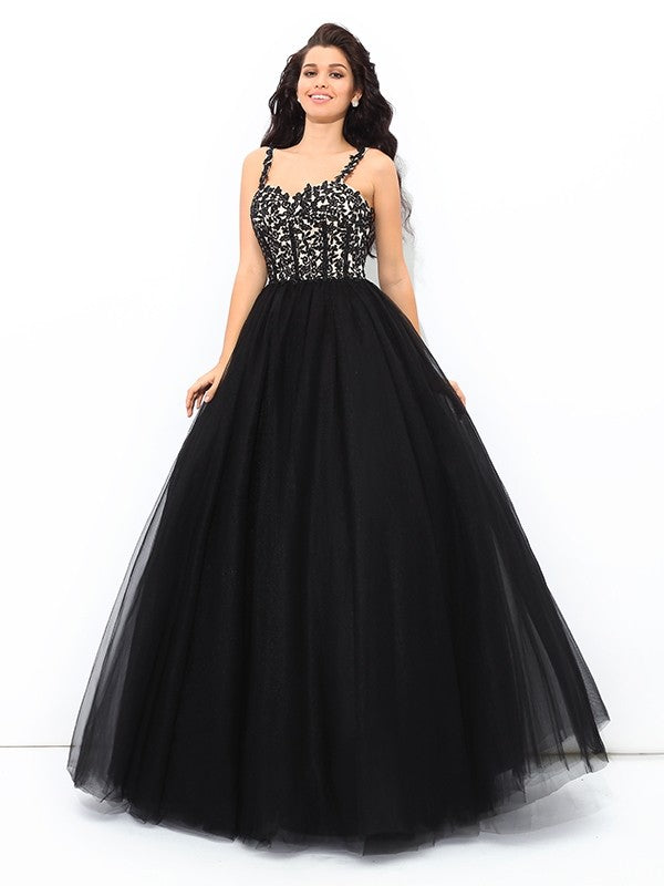 Vestido de quinceañera largo con tirantes y apliques, sin mangas y red