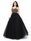 Vestido de quinceañera largo con tirantes y apliques, sin mangas y red