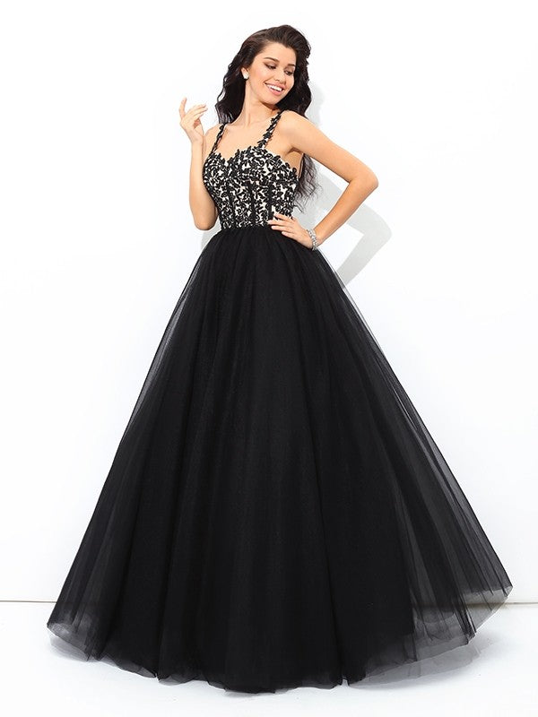 Vestido de quinceañera largo con tirantes y apliques, sin mangas y red