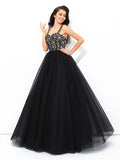 Vestido de quinceañera largo con tirantes y apliques, sin mangas y red