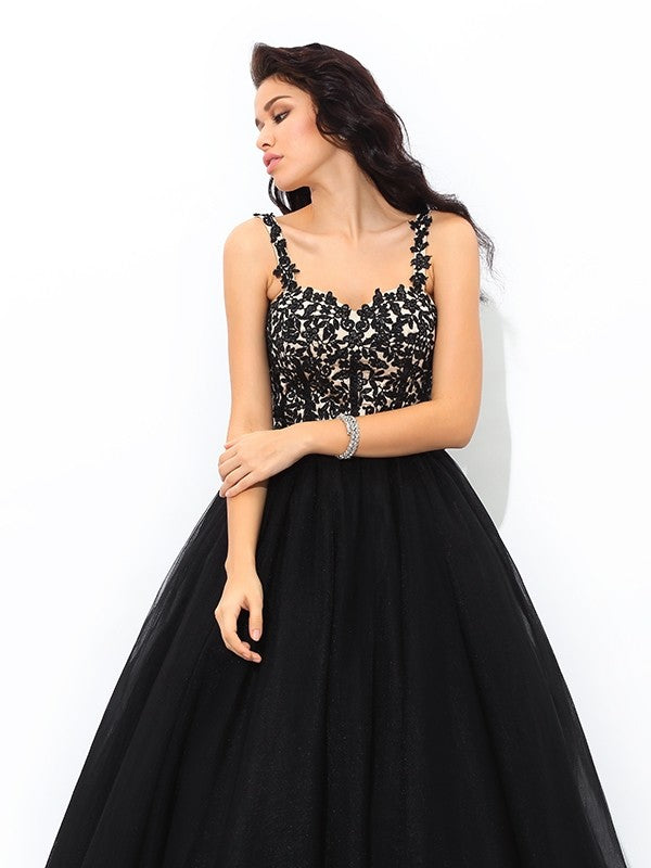 Vestido de quinceañera largo con tirantes y apliques, sin mangas y red