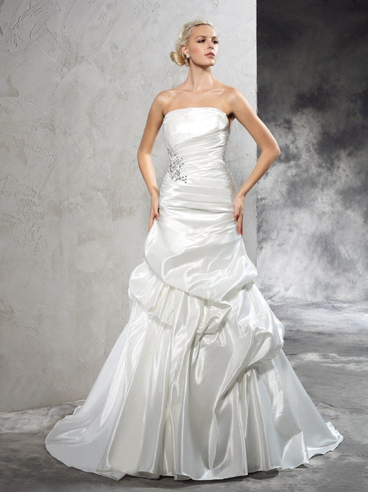 Sheath/Column Strapless Pleats Sleeveless Long Satin Wedding Dresses Bridal Gowns