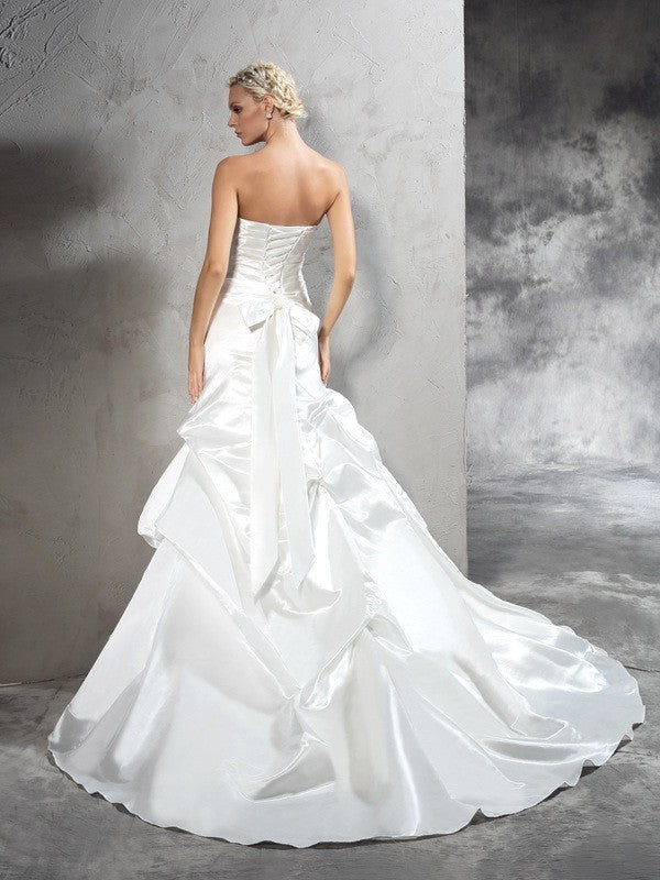 Sheath/Column Strapless Pleats Sleeveless Long Satin Wedding Dresses Bridal Gowns