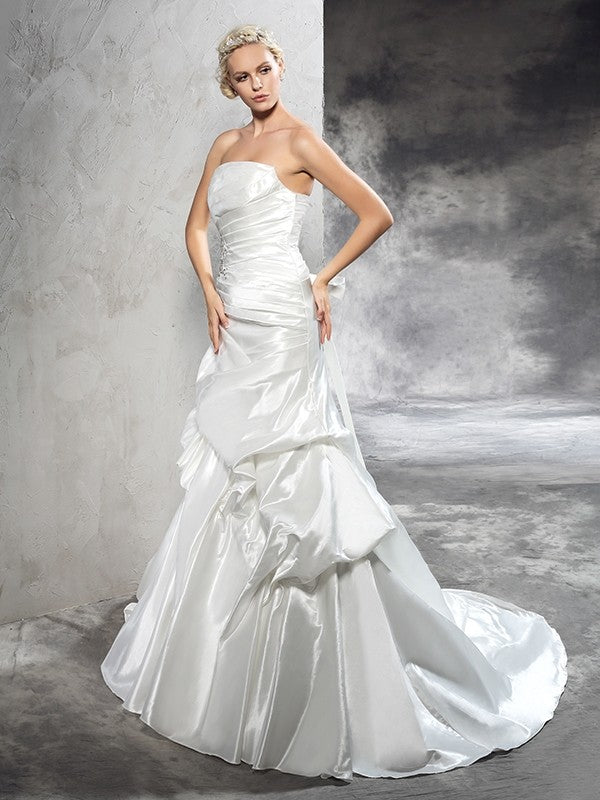 Sheath/Column Strapless Pleats Sleeveless Long Satin Wedding Dresses Bridal Gowns