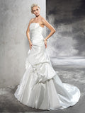 Sheath/Column Strapless Pleats Sleeveless Long Satin Wedding Dresses Bridal Gowns