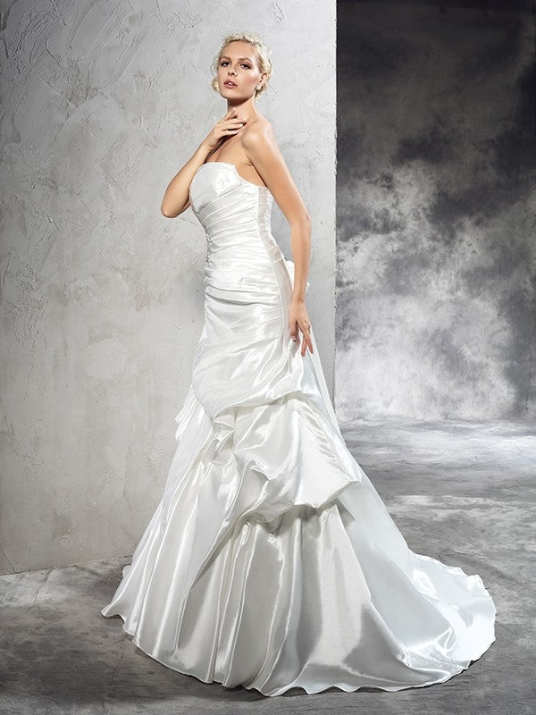 Sheath/Column Strapless Pleats Sleeveless Long Satin Wedding Dresses Bridal Gowns
