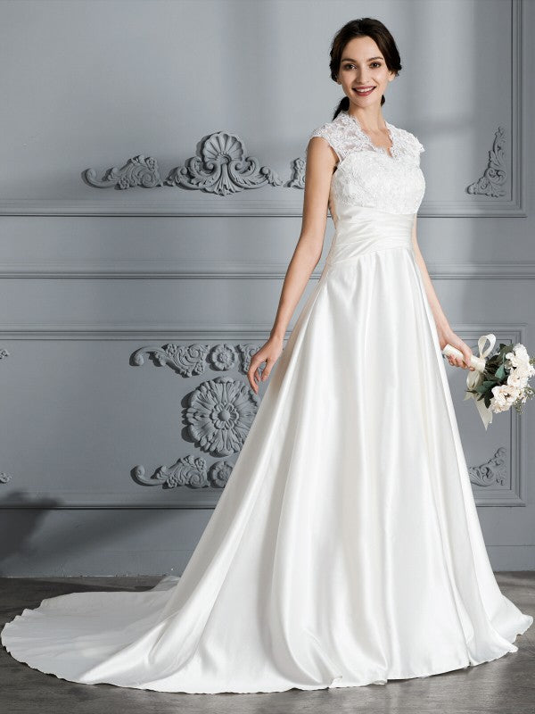 Vestidos de novia de satén con escote en V, sin mangas y cola de corte.