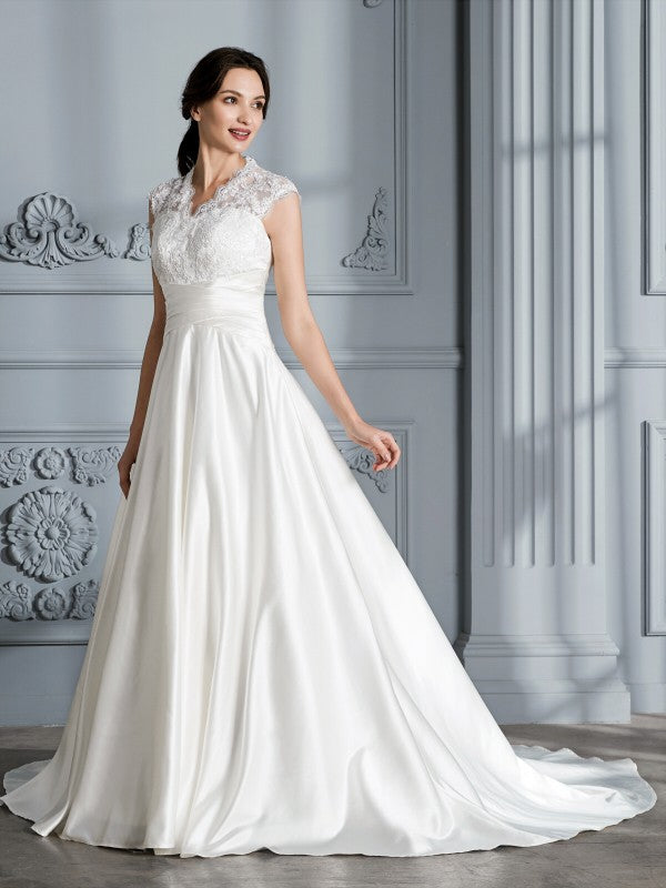 Vestidos de novia de satén con escote en V, sin mangas y cola de corte.
