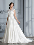 Vestidos de novia de satén con escote en V, sin mangas y cola de corte.
