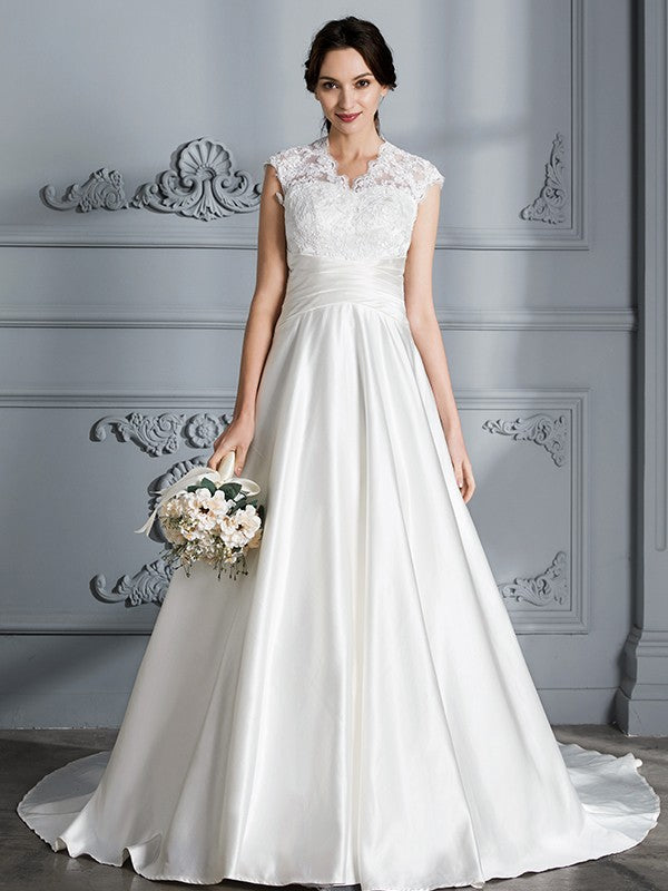 Vestidos de novia de satén con escote en V, sin mangas y cola de corte.
