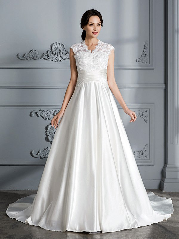 Vestidos de novia de satén con escote en V, sin mangas y cola de corte.