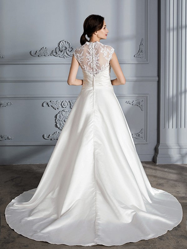 Vestidos de novia de satén con escote en V, sin mangas y cola de corte.