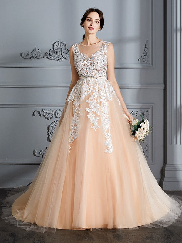 Vestidos de novia color champán con escote redondo, sin mangas y cola de corte en tul