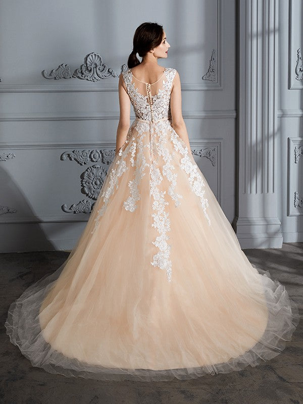 Vestidos de novia color champán con escote redondo, sin mangas y cola de corte en tul
