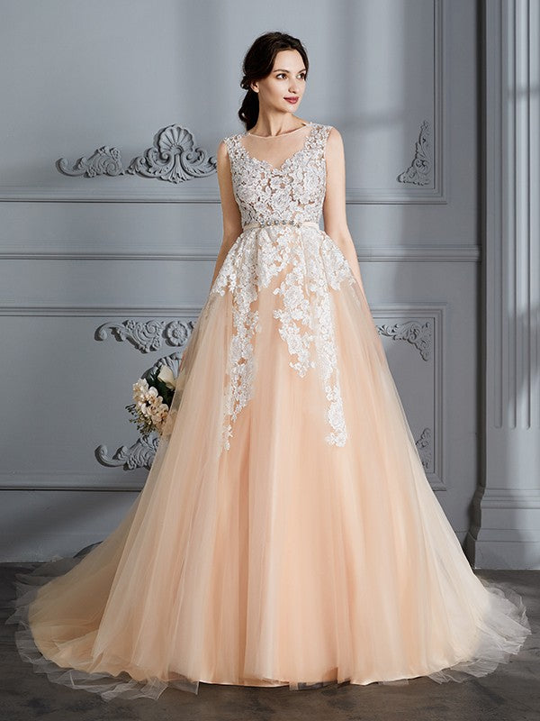 Vestidos de novia color champán con escote redondo, sin mangas y cola de corte en tul