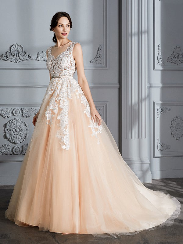 Vestidos de novia color champán con escote redondo, sin mangas y cola de corte en tul