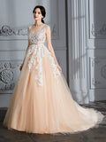 Vestidos de novia color champán con escote redondo, sin mangas y cola de corte en tul