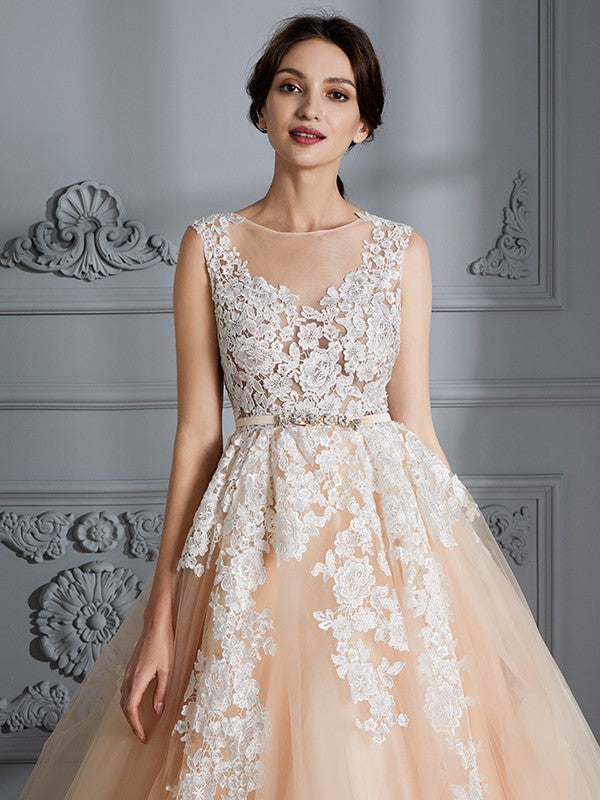 Vestidos de novia color champán con escote redondo, sin mangas y cola de corte en tul