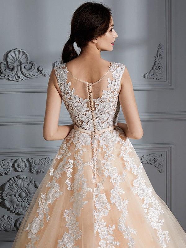 Vestidos de novia color champán con escote redondo, sin mangas y cola de corte en tul