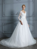 Vestido de novia de tul con escote en V y mangas largas y cola de corte.