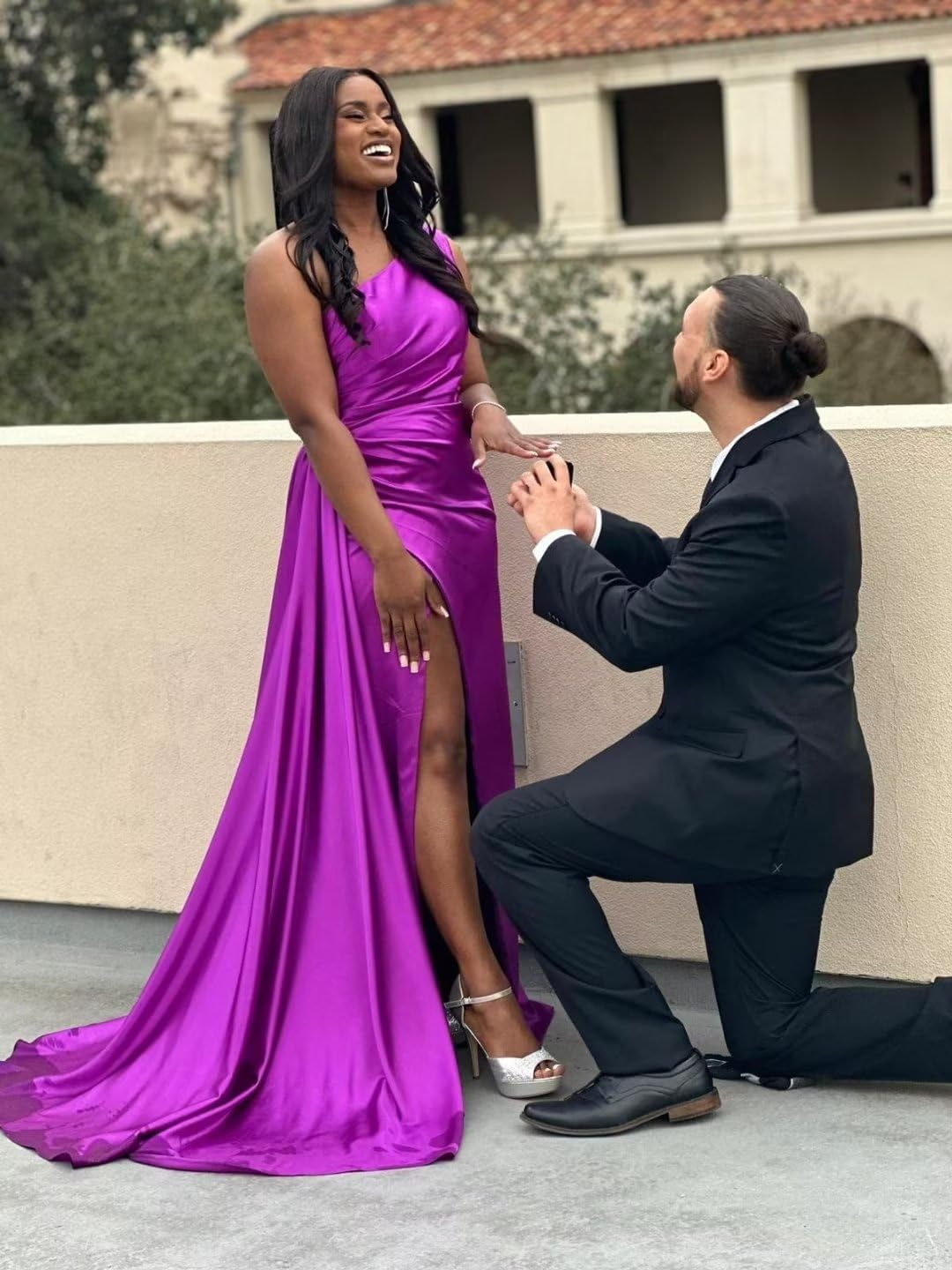 Vestidos de dama de honor largos con un hombro al descubierto y pliegues de satén estilo sirena para fiesta de boda formal 