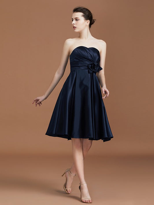 A-Linie/Princess-Linie Herzausschnitt Knielang Ärmellos Satin Handgemachte Blume Brautjungfernkleider Homecoming-Kleid