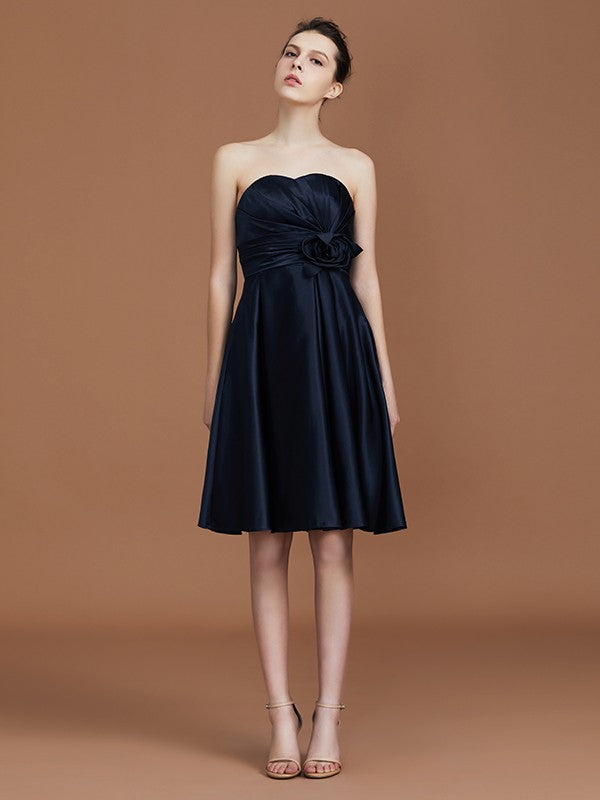A-Linie/Princess-Linie Herzausschnitt Knielang Ärmellos Satin Handgemachte Blume Brautjungfernkleider Homecoming-Kleid