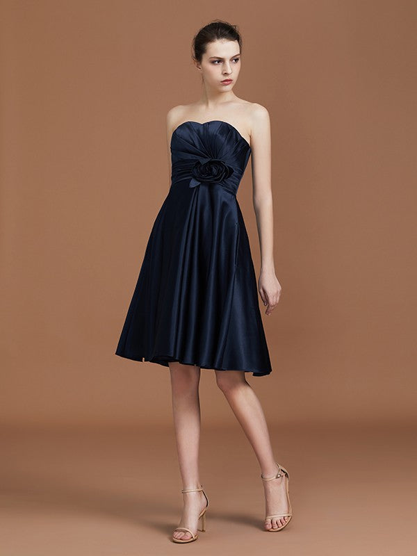 A-Linie/Princess-Linie Herzausschnitt Knielang Ärmellos Satin Handgemachte Blume Brautjungfernkleider Homecoming-Kleid