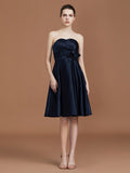 A-Linie/Princess-Linie Herzausschnitt Knielang Ärmellos Satin Handgemachte Blume Brautjungfernkleider Homecoming-Kleid