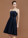 A-Linie/Princess-Linie Herzausschnitt Knielang Ärmellos Satin Handgemachte Blume Brautjungfernkleider Homecoming-Kleid