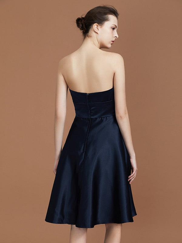A-Linie/Princess-Linie Herzausschnitt Knielang Ärmellos Satin Handgemachte Blume Brautjungfernkleider Homecoming-Kleid