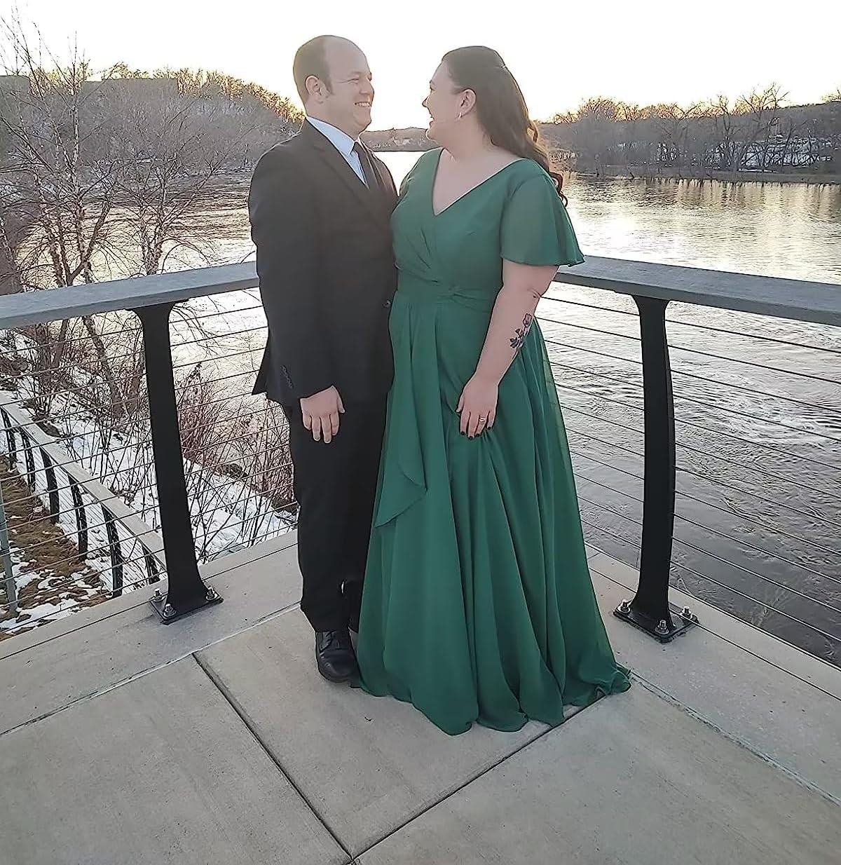 Vestidos de dama de honor de talla grande con mangas con volantes y bolsillos, vestido formal largo con escote en V y abertura. 