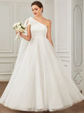 Asymmetrisches Brautkleid mit Bindeärmeln und enger Taille, mehrlagigem Tüll in A-Linie