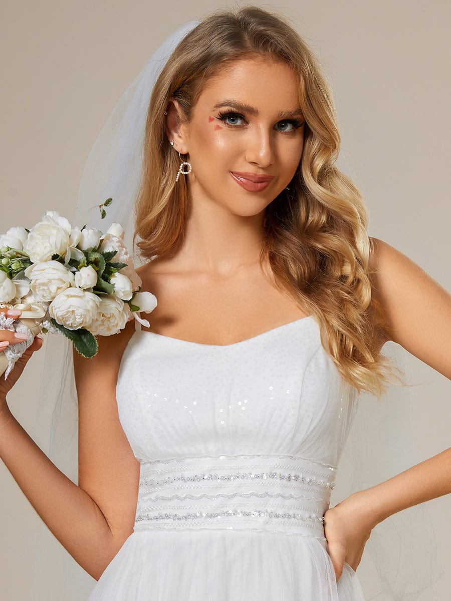 Klassisches, verstellbares Tüll-Brautkleid mit Spaghettiträgern und Paillettenkette in der Taille