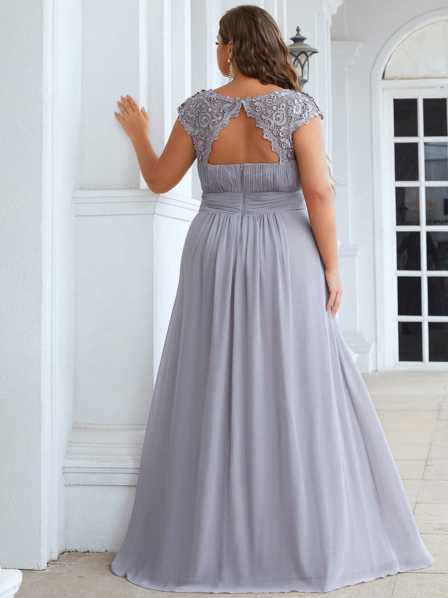 Elegantes bodenlanges Brautjungfernkleid mit Flügelärmeln aus Spitze
