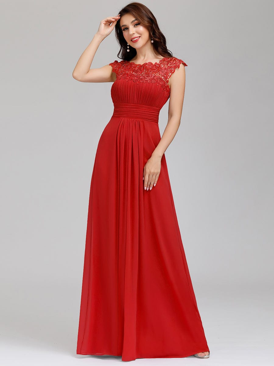 Elegantes bodenlanges Brautjungfernkleid mit Flügelärmeln aus Spitze