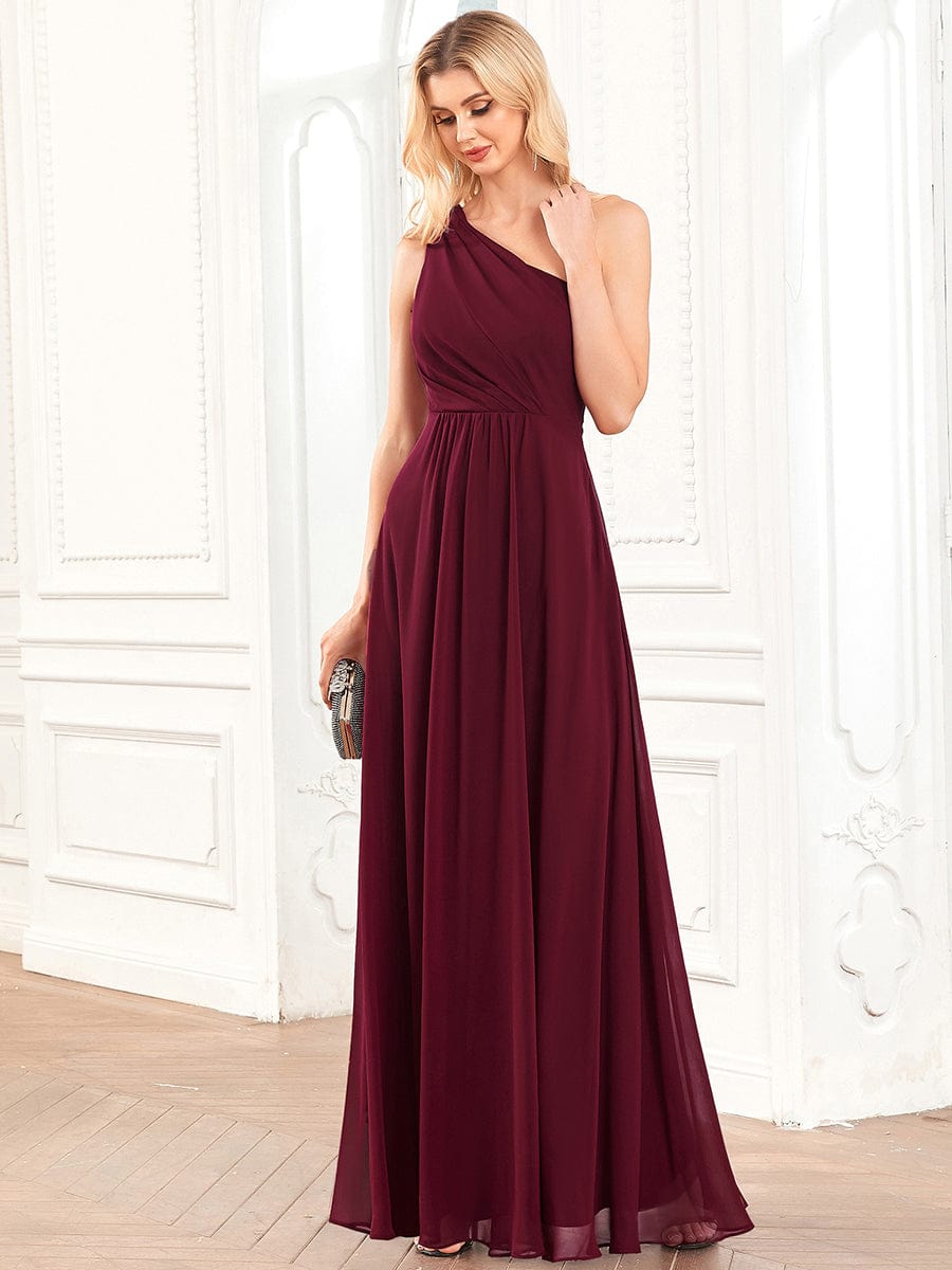 Vestido de dama de honor de gasa plisado con mangas asimétricas y corte A para noche formal