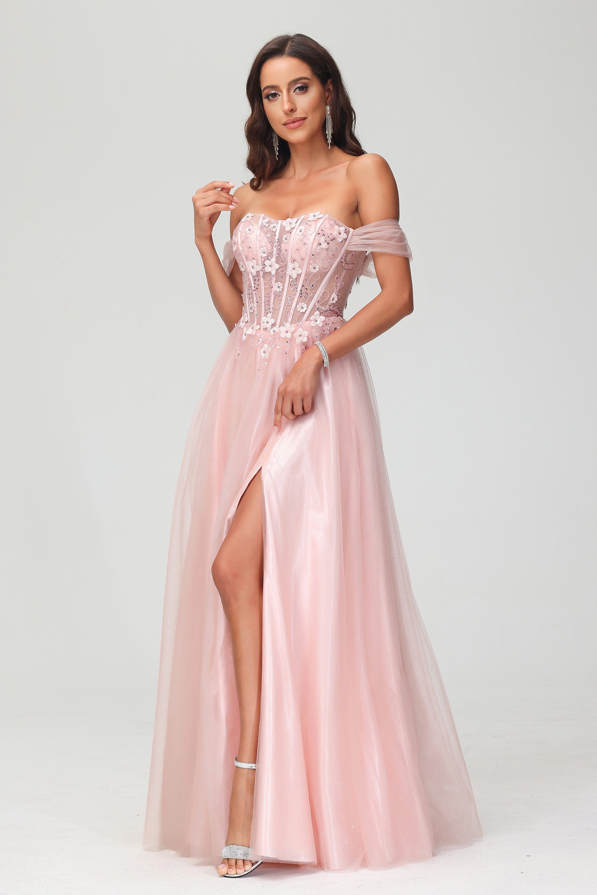 Schulterfreies, bodenlanges Prinzessinnen-Ballkleid mit Applikationen und Schlitz aus Tüll, formelle Abendkleider