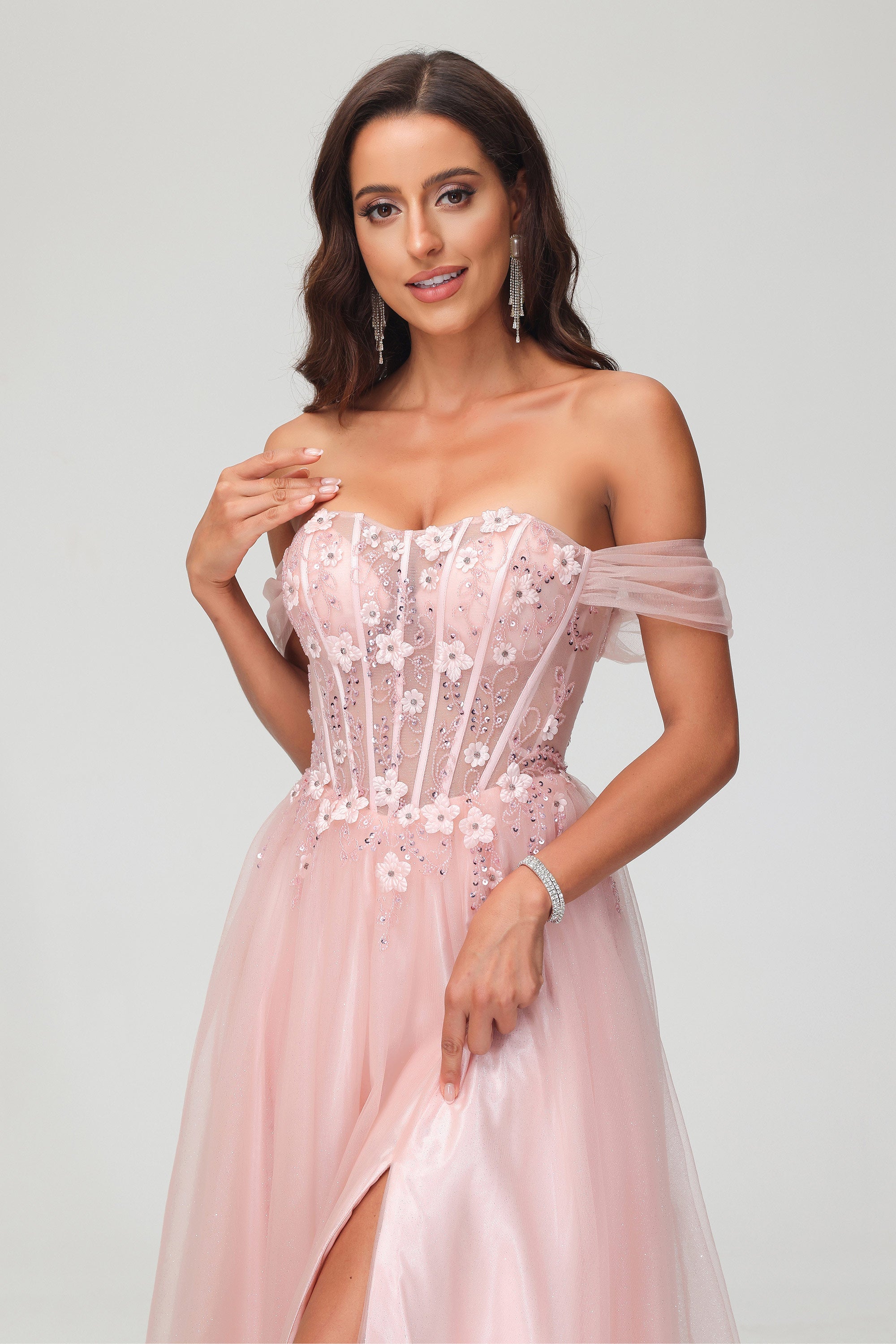 Schulterfreies, bodenlanges Prinzessinnen-Ballkleid mit Applikationen und Schlitz aus Tüll, formelle Abendkleider